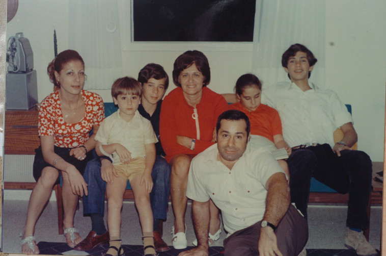 מוניר רדפא עם בני משפחתו (צילום: ראובן קסטרו)