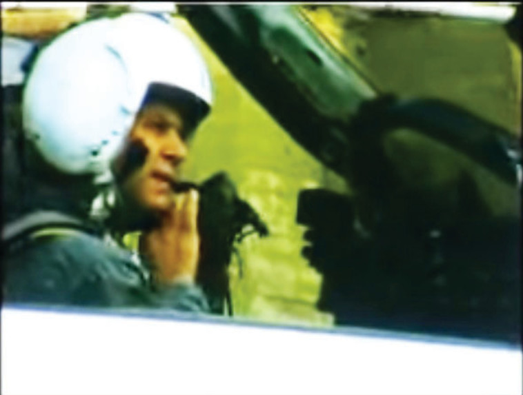 דני שפירא מטיס את מטוס המיג 21