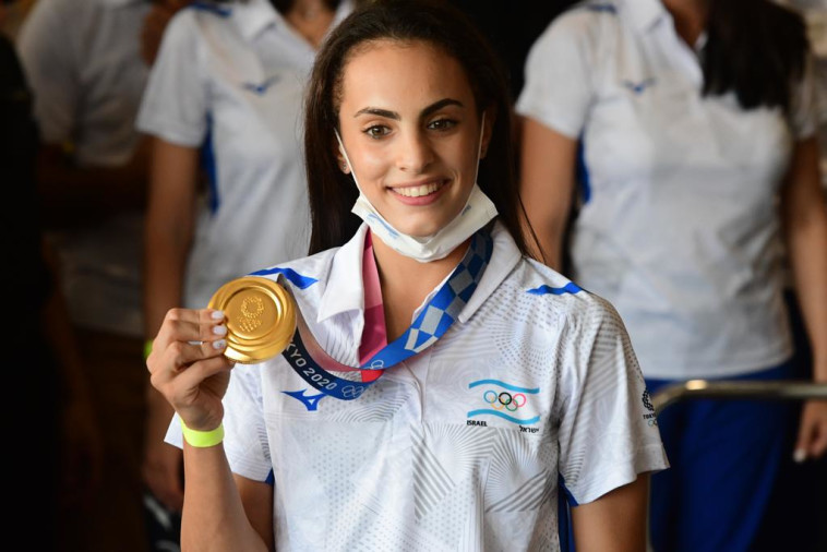 לינוי אשרם עם מדליית הזהב