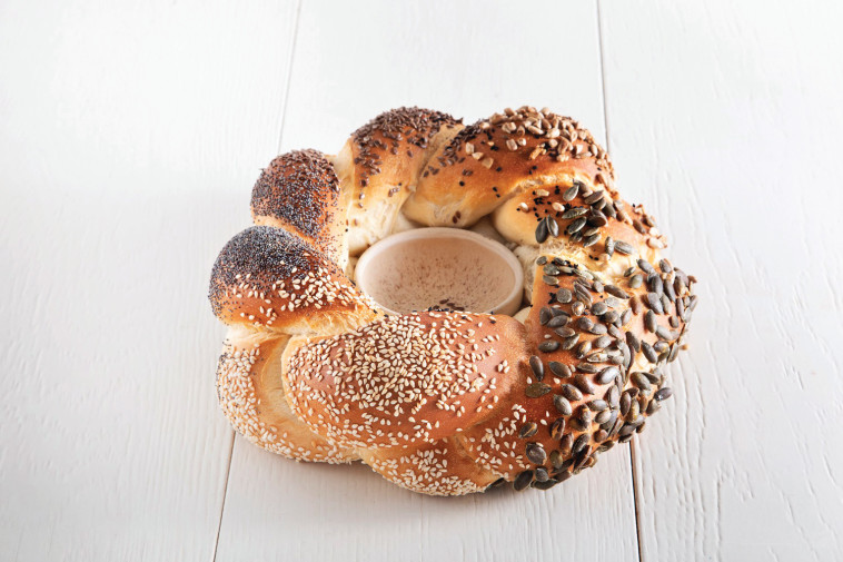 חלה בדבש שבמרכזה כלי חרס, מאפיית ''לחמים''