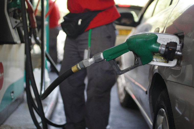 תדלוק בתחנת דלק 