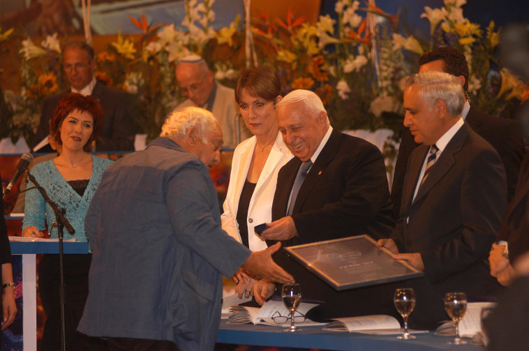 יגאל תומרקין מקבל את פרס ישראל (צילום: פלאש 90)