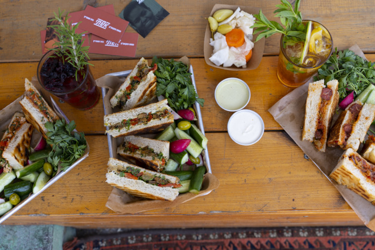 הטוסטים של אשתי ביפו