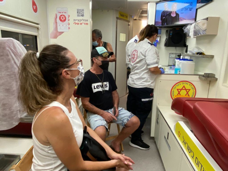 קבלת חיסון שלישי נגד הקורונה בתל אביב