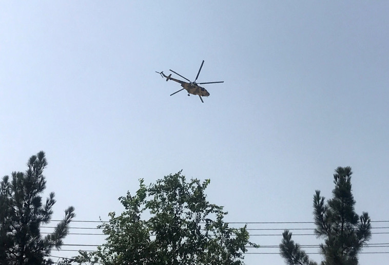 מסוק צבאי בשמי קאבול (צילום: רויטרס)