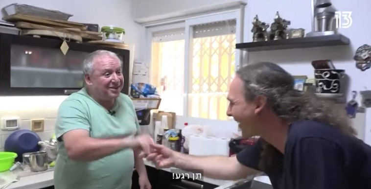 אבישי בן חיים מנשק את ידו של דודי אמסלם