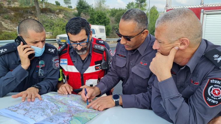 כוחות הכיבוי בשטח (צילום: דוברות כיבוי והצלה)