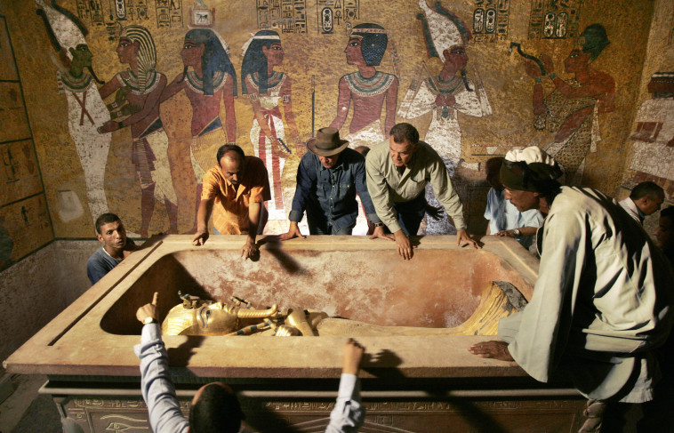 החוקרים מתבוננים בקברו של הפרעה המצרי (צילום: Getty images)