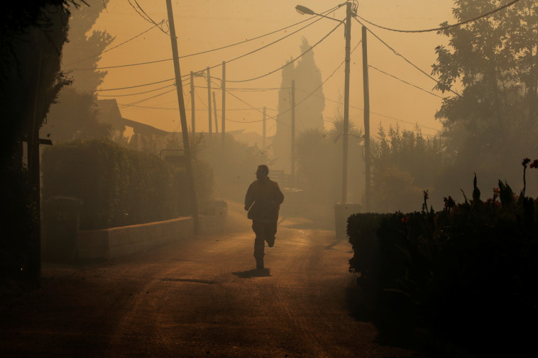 כבאי בשריפה בהרי ירושלים