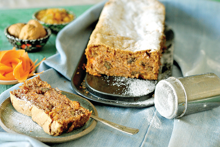 עוגת גזר אמריקאית ללא גלוטן עם אגוזי מלך וצימוקים