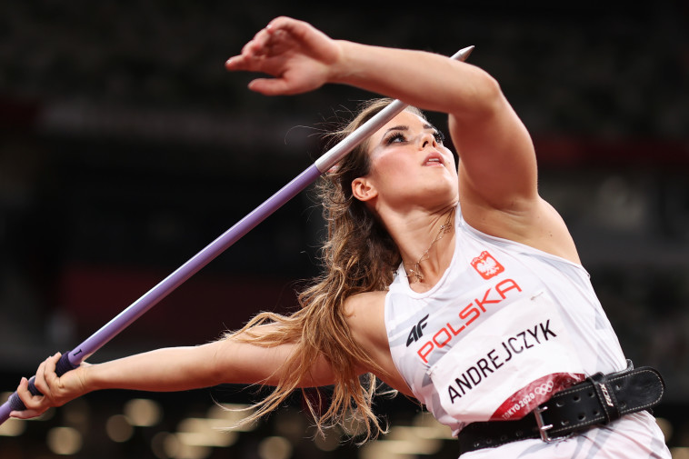 מטילה את הכידון