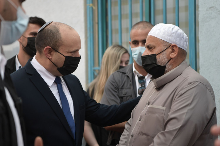 ראש הממשלה נפתלי בנט בביקור במתחם חיסונים בטייבה