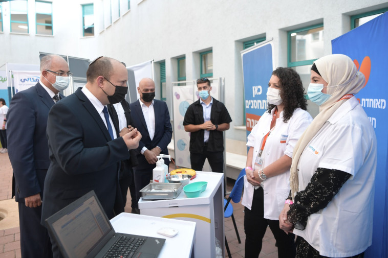ראש הממשלה נפתלי בנט בביקור במתחם חיסונים בטייבה