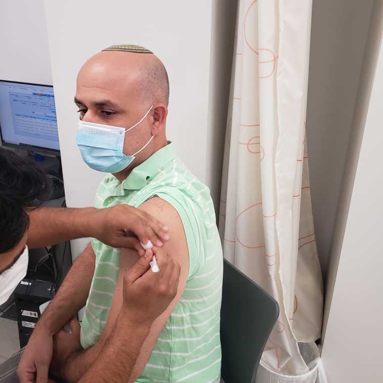 אבי מרגי, בן 43, התחסן בפעם השלישית במרפאת מאוחדת בפ''ת