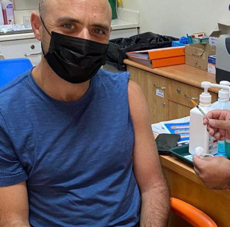 ליאור מאיר שיאון,  בן 44 מהוד השרון, התחסן בפעם השלישית