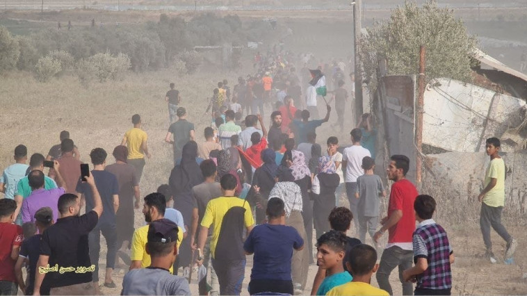 פלסטינים צועדים בעיר עזה לציון יום השנה להצתת מסגד אל אקצא (צילום: רשתות ערביות)