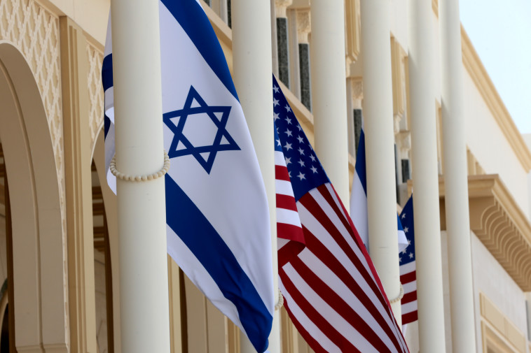 דגל ארה''ב ודגל ישראל (צילום: REUTERS/Christoper Pike)