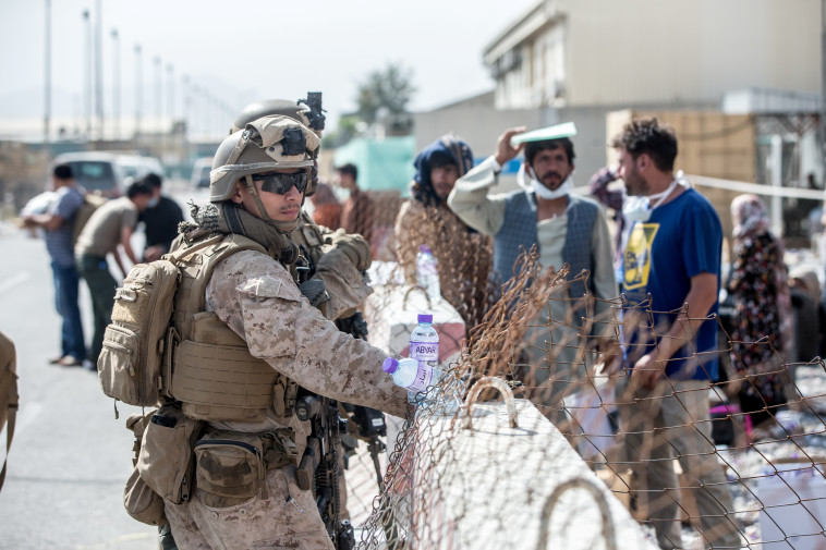 חיילים אמריקאים מסייעים בפינוי מנמל התעופה בקאבול, אפגניסטן (צילום: U.S. Marine Corps/Sgt. Samuel Ruiz/Handout via REUTERS)