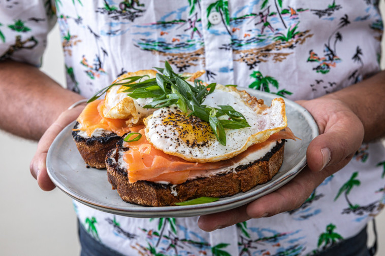 מנחם על הים