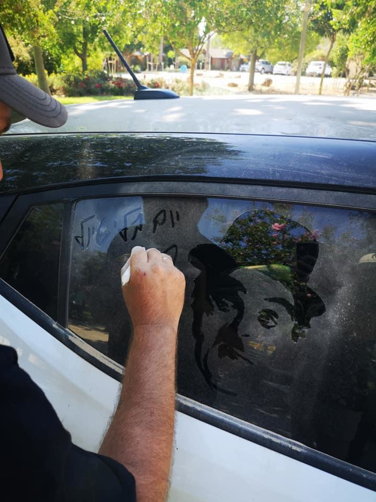 איור באבק על רכב של אמן הגרפיטי בנצי ברופמן (צילום: סטודיו גולן)