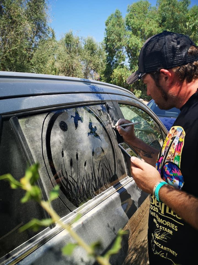 איור באבק על רכב של אמן הגרפיטי בנצי ברופמן
