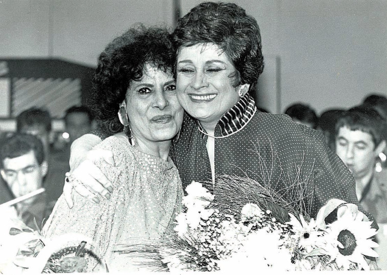 יפה ירקוני (מימין) ושושנה דמארי