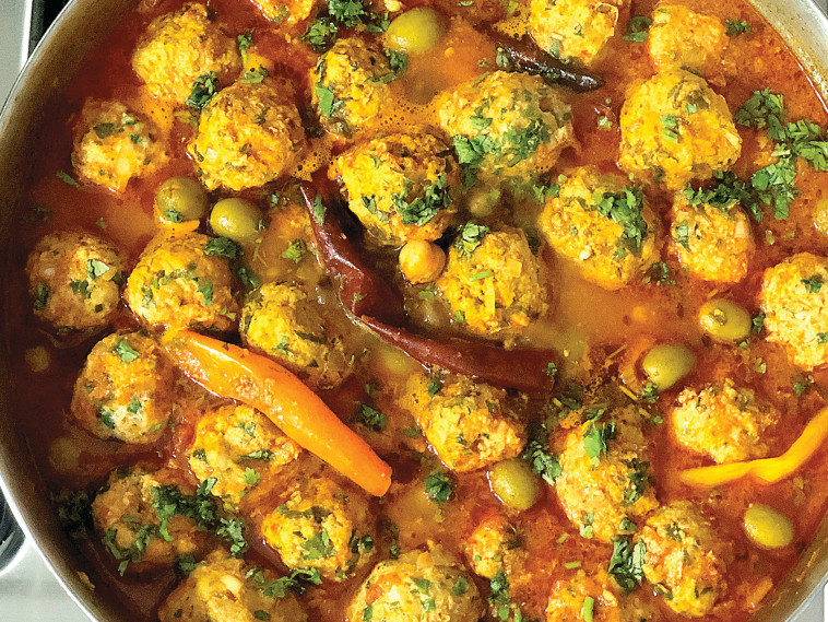 תבשיל כדורי דגים, זיתים וגרגירי חומוס ברוטב