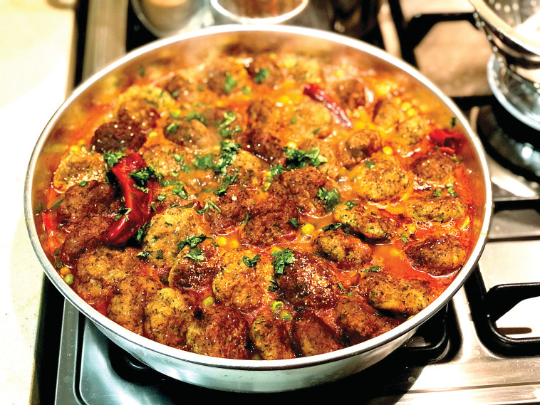 כדורי בשר ברוטב עגבניות ואפונה פיקנטי