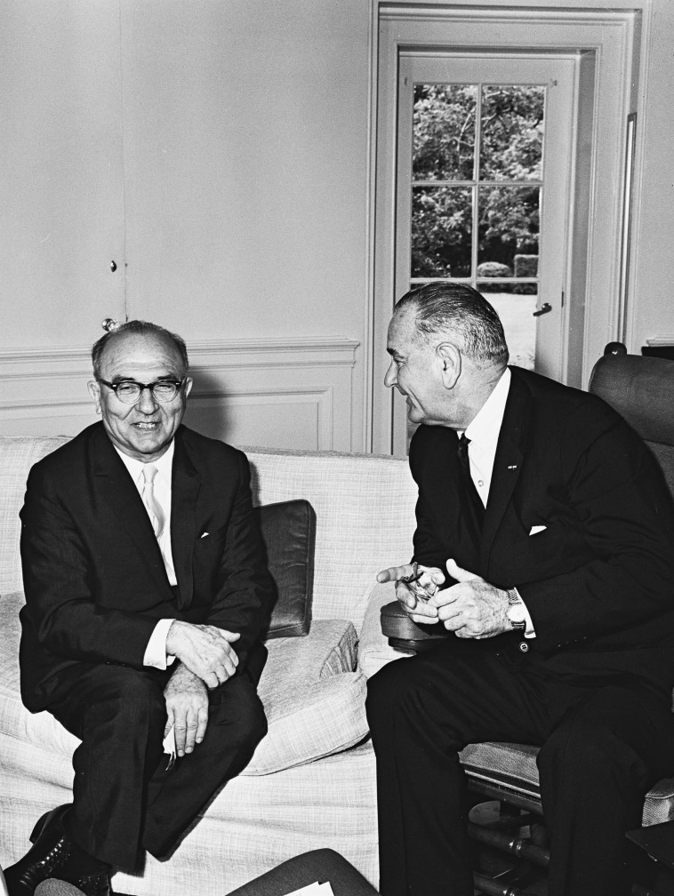 רה''מ לוי אשכול נפגש עם הנשיא ג'ונסון