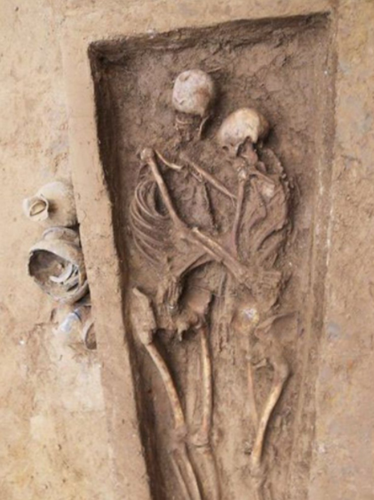 הקבר ובו השלדים המחובקים (צילום: International Journal of Osteoarchaeology)