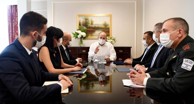 בנט עם יועציו הבוקר בארה''ב