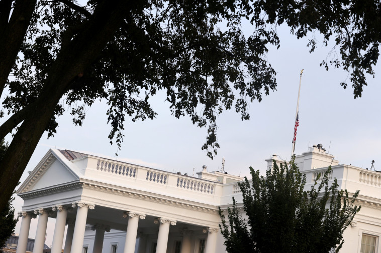 דגל ארה''ב מעל הבית הלבן הורד לחצי התורן (צילום: REUTERS/Jonathan Ernst)