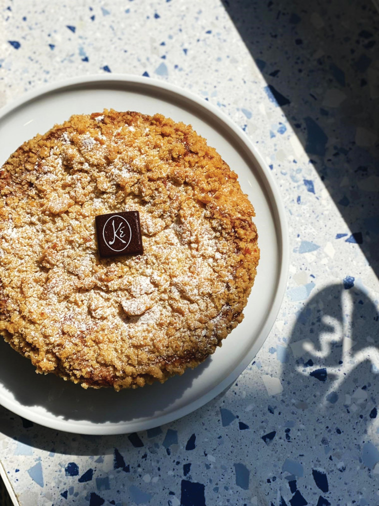 עוגת תפוחים מושקים בקלבדוס וקימון מבית מייזון קייזר