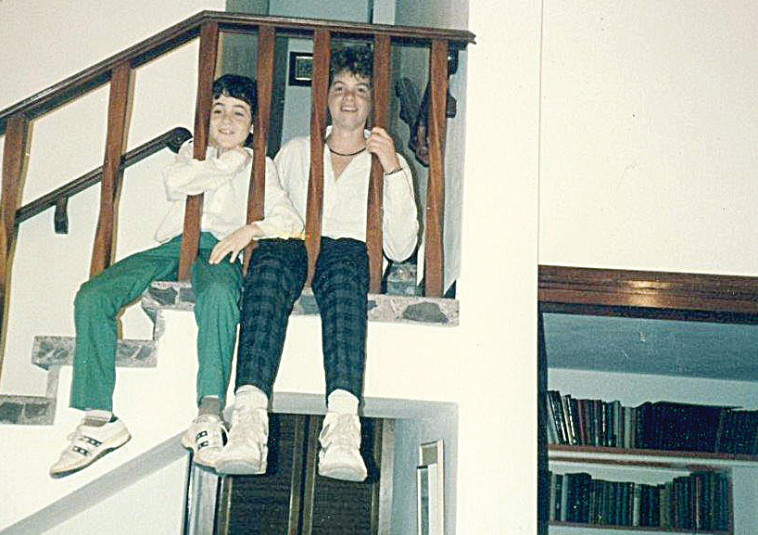 שי ואחיו רז שנפטר מדום לב בשנת 2009