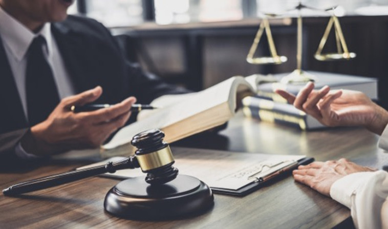 עורך דין ולקוח (צילום: Shutterstock)