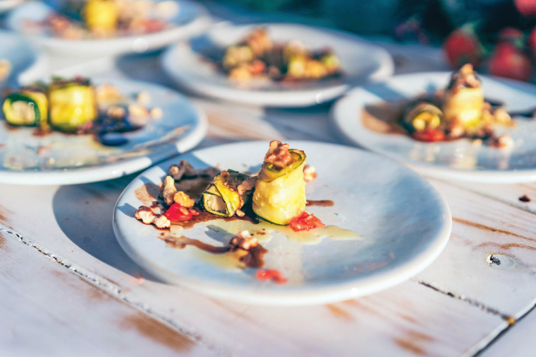 גלילות זוקיני במילוי גבינות אגוזים