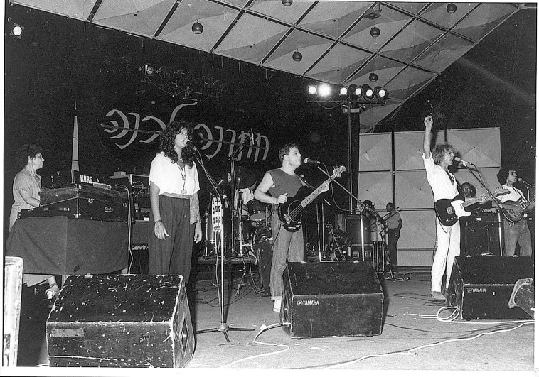 שלום חנוך עם דפנה ארמוני במופע ''חתונה לבנה'', 1981