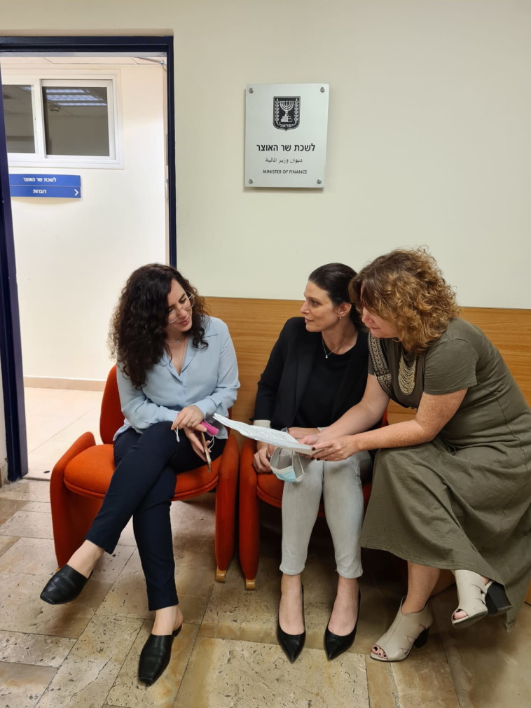 חברות הכנסת רייטן, לזימי ורוזין נערכות לפגישה עם שר האוצר ליברמן