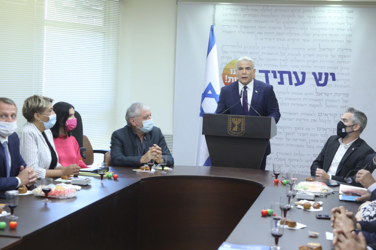 יאיר לפיד בישיבת סיעת יש עתיד