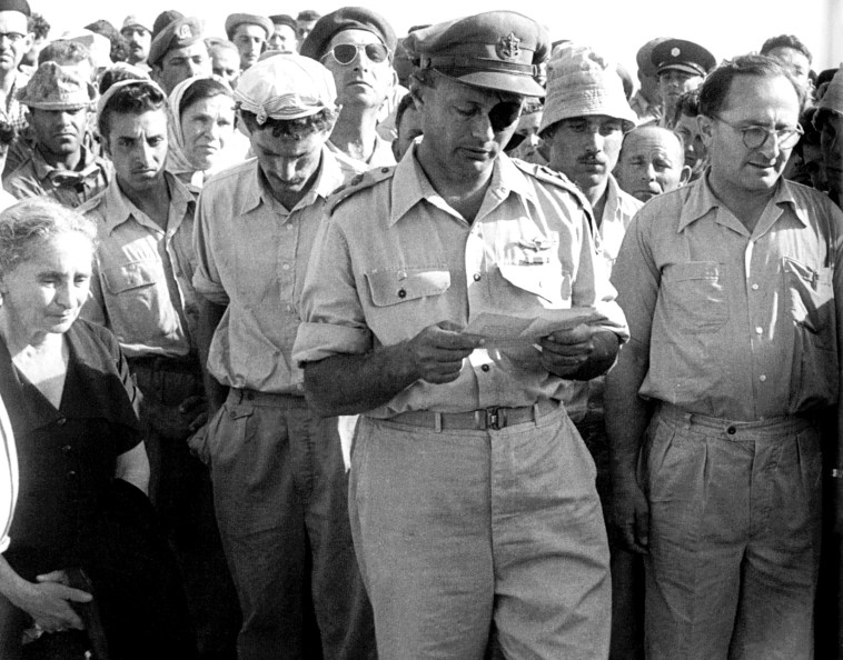 משה דיין בהלווייתו של רועי רוטברג