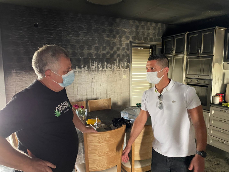 ראש עיריית נשר רועי לוי בדירת המשפחה שנשרפה (צילום: דוברות עיריית נשר)