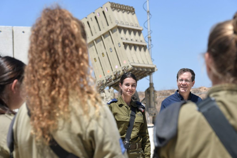 יצחק הרצוג ליד כיפת ברזל