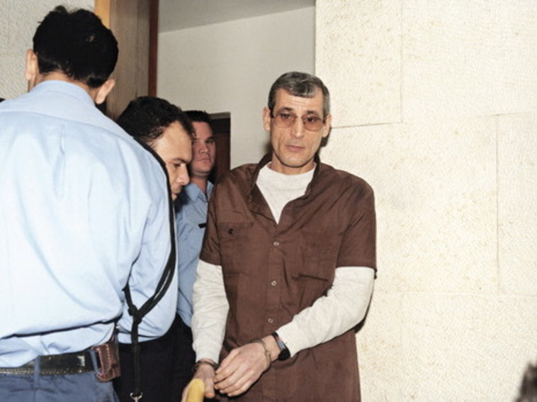 הרצל אביטן מובא לבית המשפט (ארכיון)