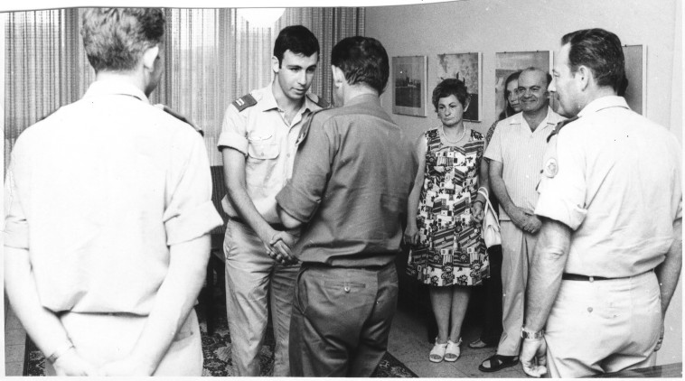 יורם רומם מקבל את צל''ש הרמטכ''ל מדדו אלעזר