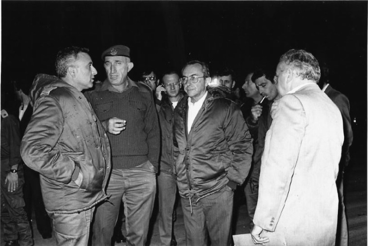 משה ארנס, הרמטכ''ל לשעבר משה לוי ואמנון ליפקין שחק