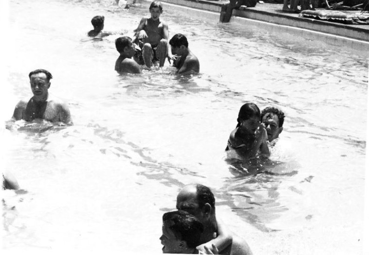 הרמטכ''ל לשעבר מוטה גור בבריכה של מלון ''דן אכדיה'' בהרצליה