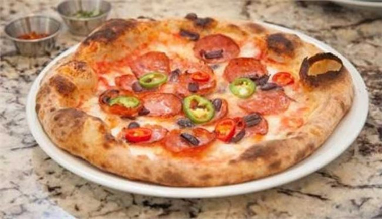 פיצה קלבריה - פיצה חריפה עם פפרוני (צילום: צח פ.)