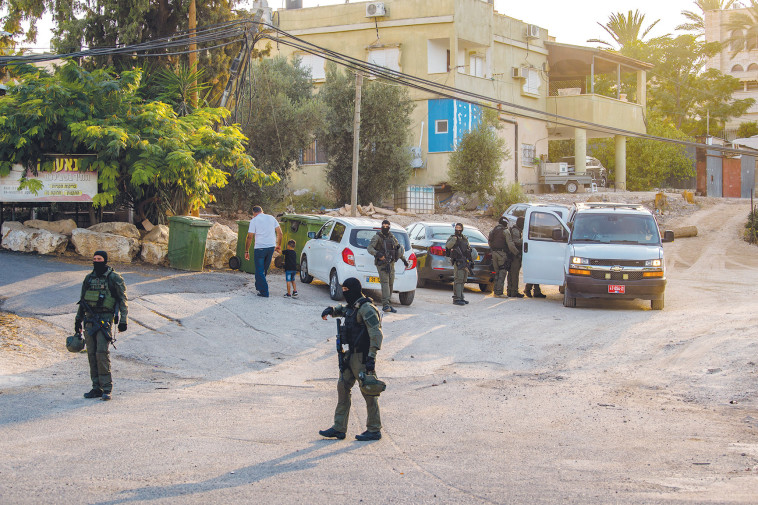 כוחות משטרה באזור כפר נאעורה בחיפוש אחר האסירים שברחו מכלא גלבוע (צילום: פלאש 90)