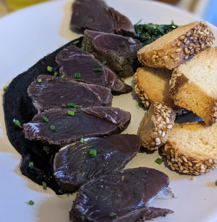 פלמידה כבושה על קרם חציל שחור של תומר טל