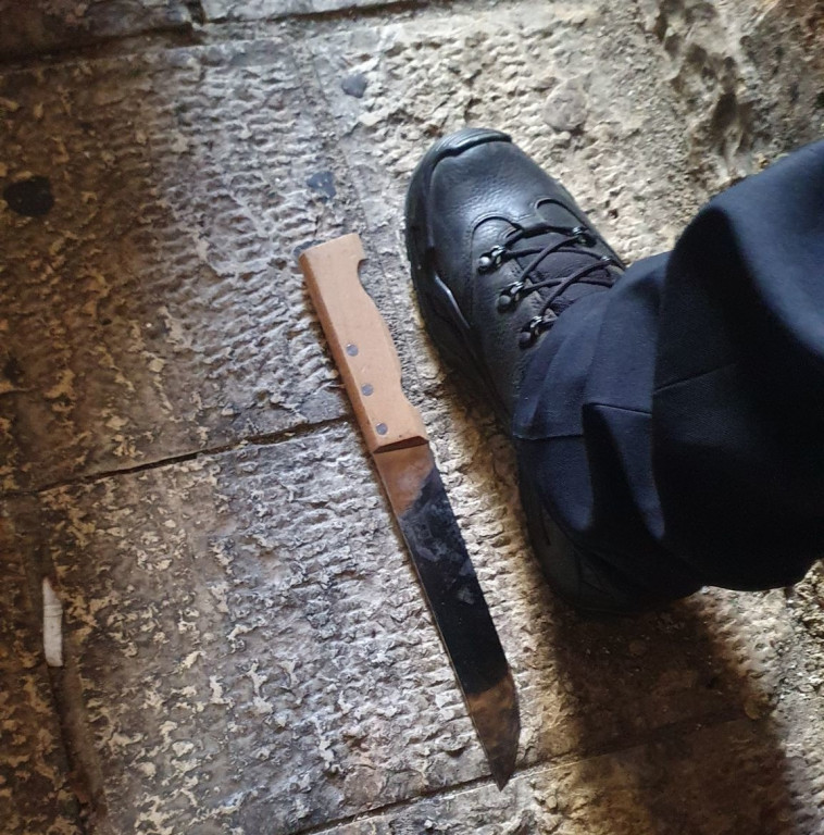 הסכין (צילום: דוברות המשטרה)